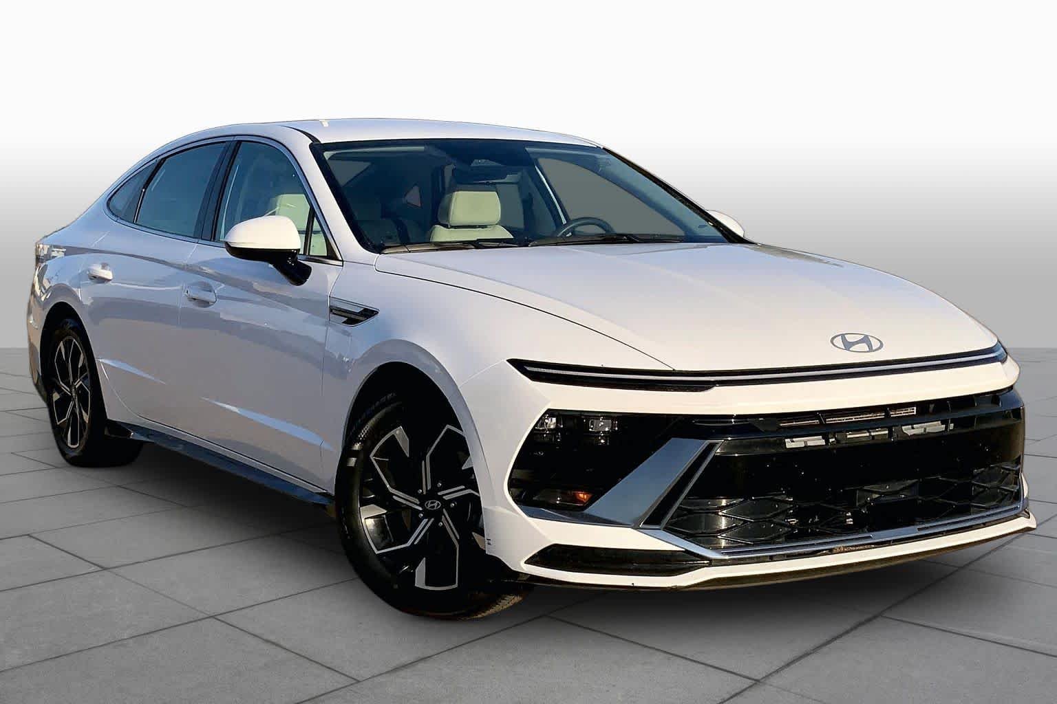 Used 2025 Serenity White Hyundai SEL image 3