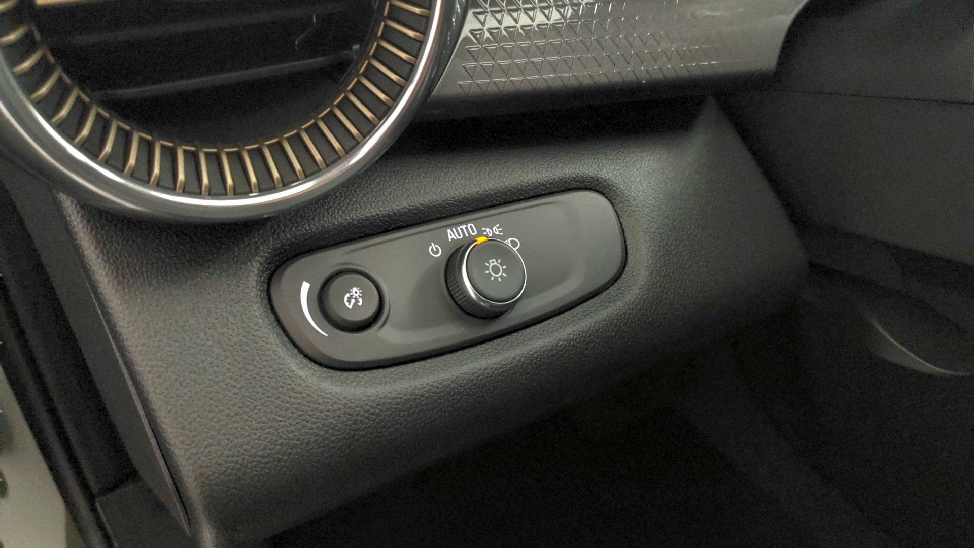 New 2026 Mosaic Black Metallic Chevrolet ACTIV image 22