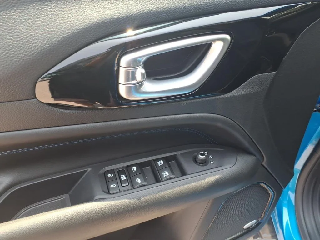 New 2025 Hydro Blue Pearl-Coat Exterior Paint Jeep Latitude image 11