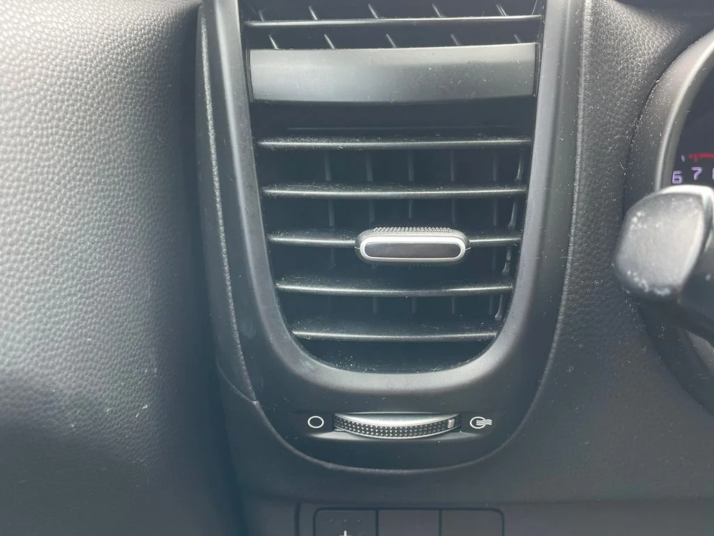 Used 2018 White Kia Base image 12