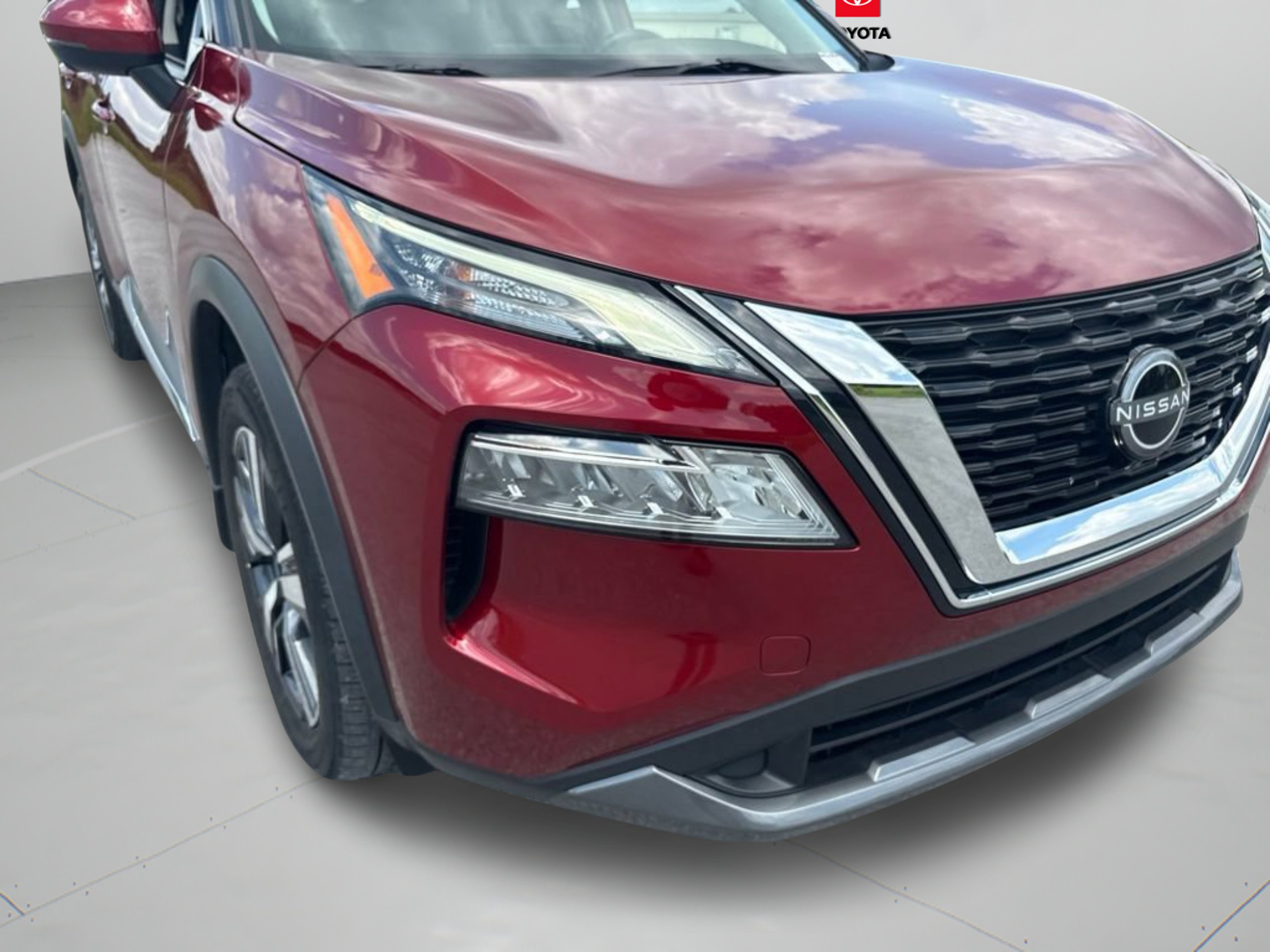 Used 2023 Scarlet Ember Tintcoat Nissan SL image 2