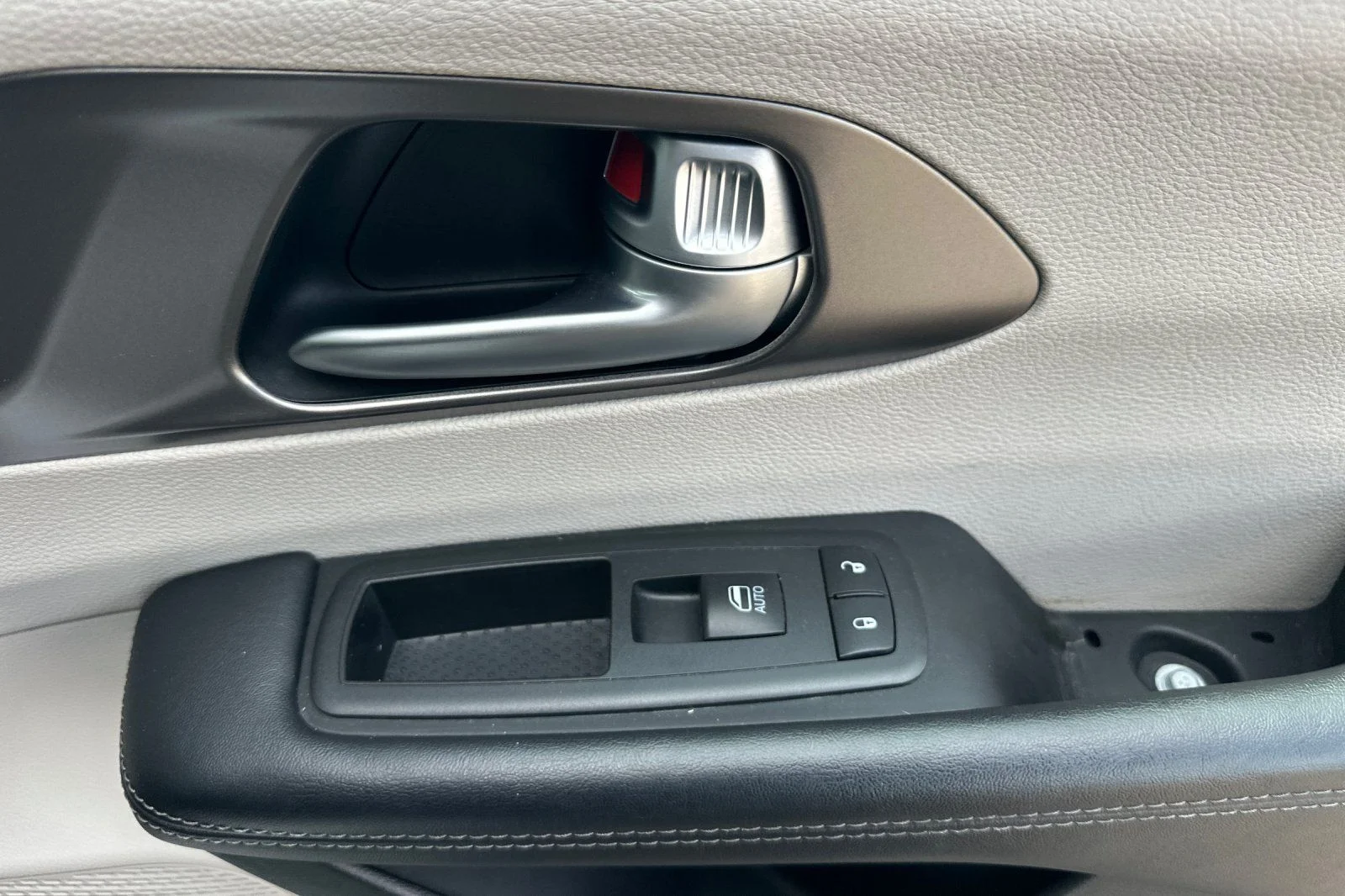 Used 2018 White Chrysler Limited image 19