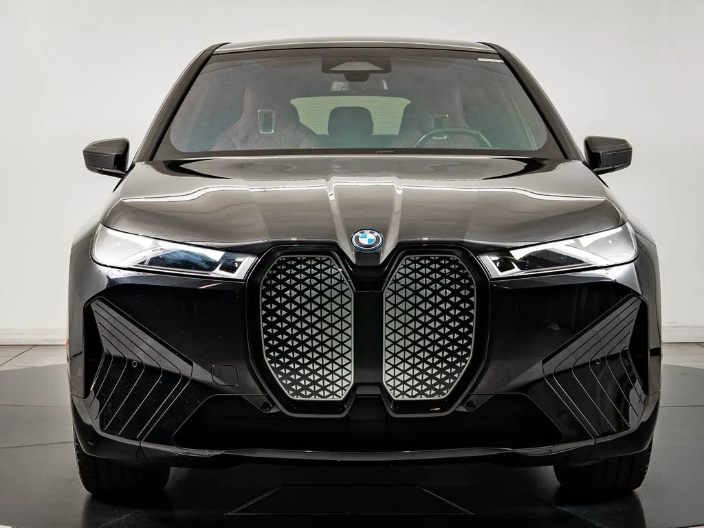 Used 2023 Black Sapphire Metallic BMW xDrive50 image 2