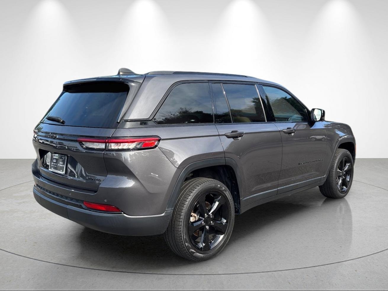 Used 2023 Baltic Gray Metallic Clearcoat Jeep Limited image 5