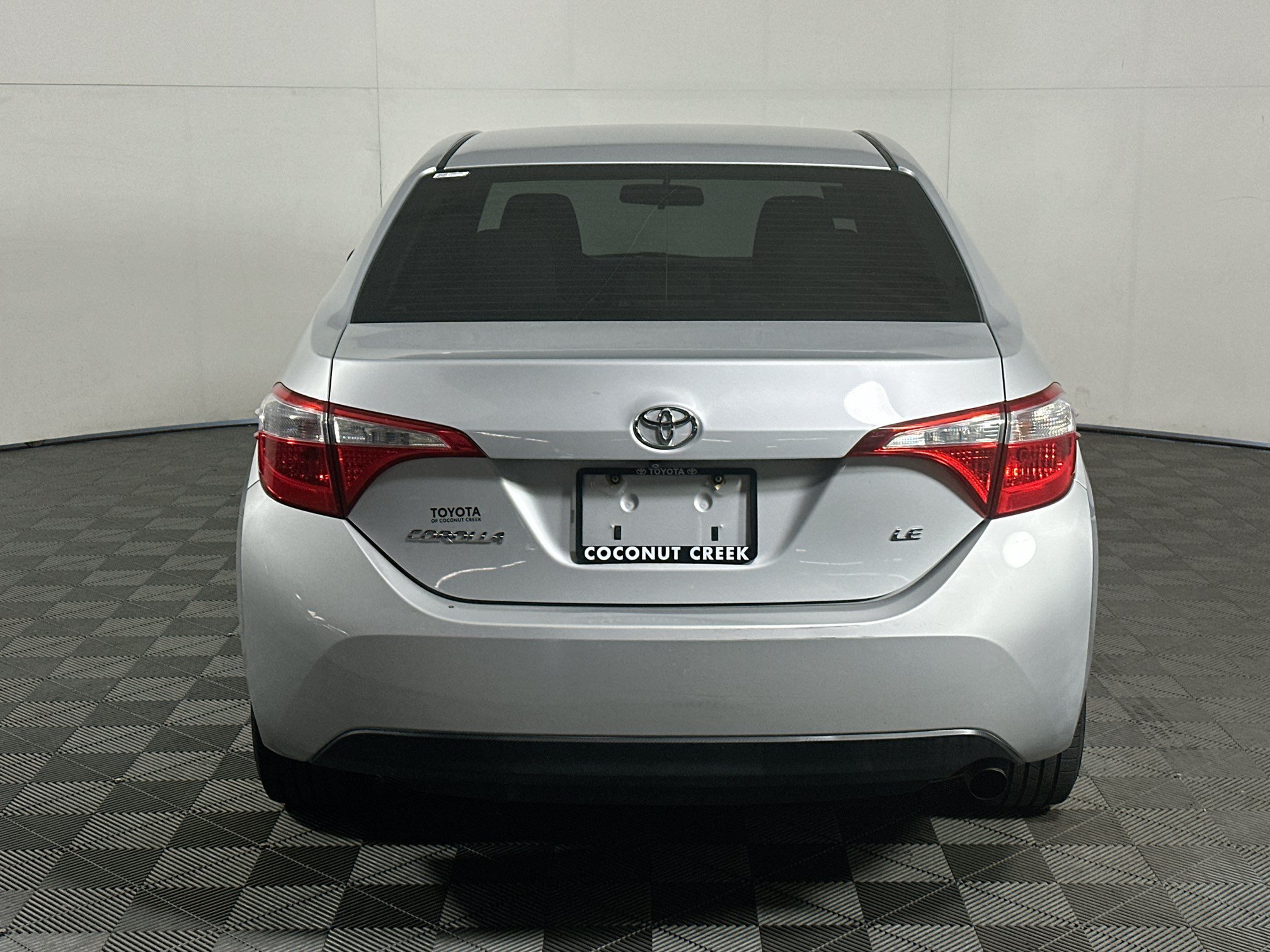 Used 2015 Classic Silver Metallic Toyota LE image 4