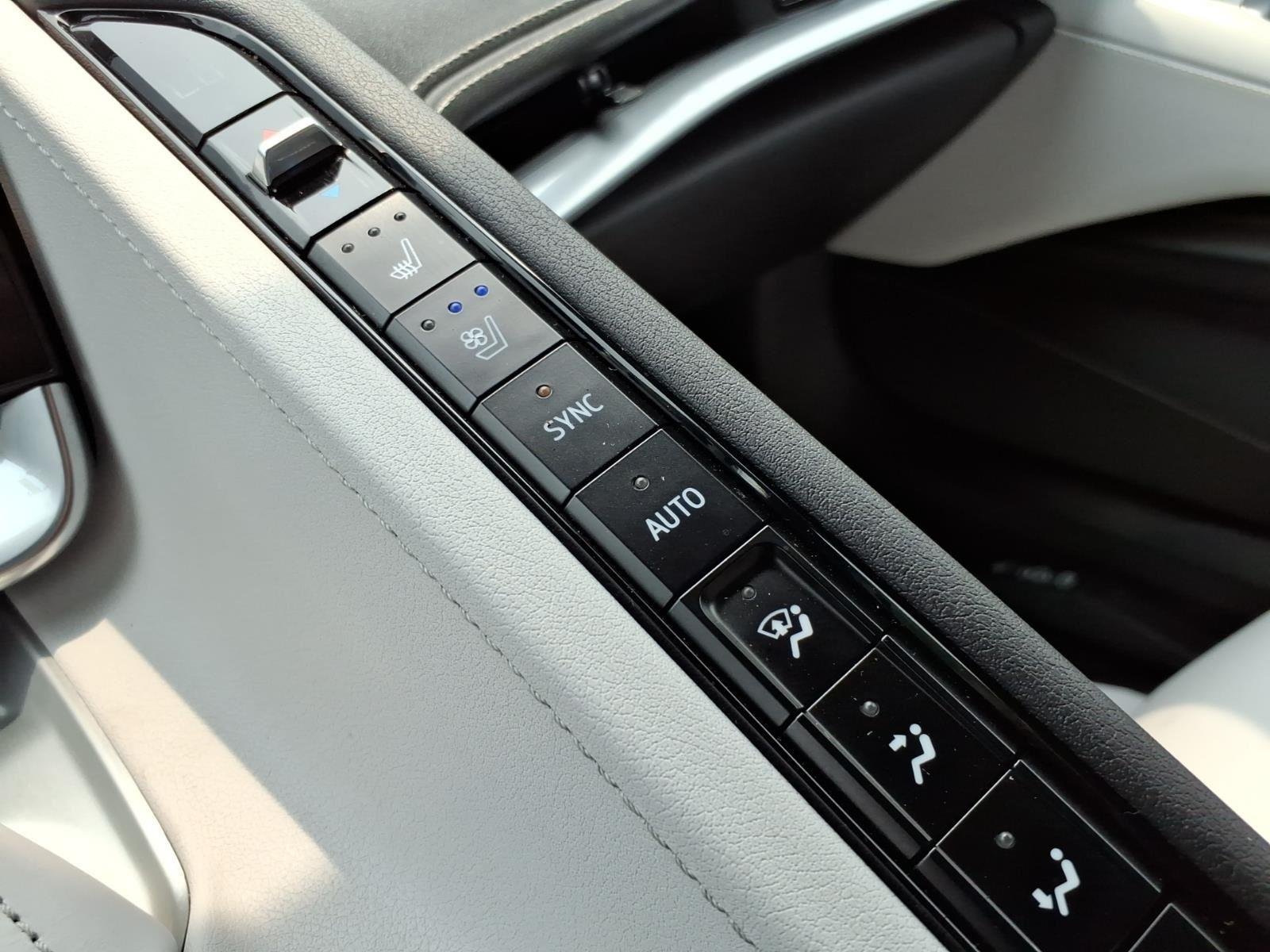 Used 2022 Arctic White Chevrolet 2LT image 26