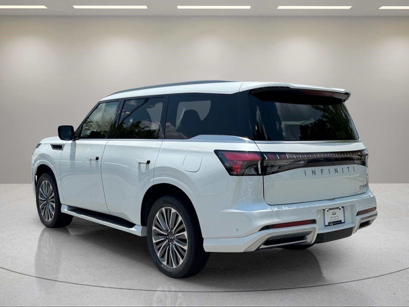 New 2027 RADIANT WHITE INFINITI Luxe 4WD image 3