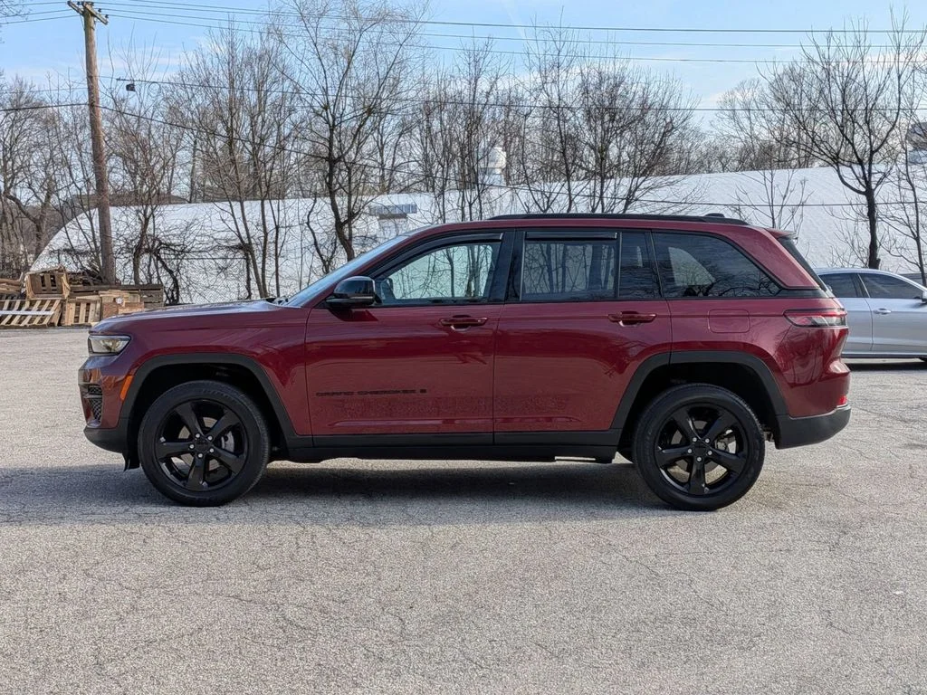 Used 2023 Red Jeep Altitude X image 9