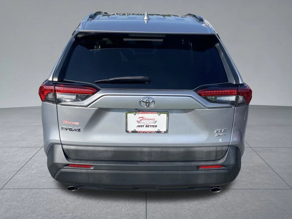 Used 2020 Silver Toyota XLE Premium image 11