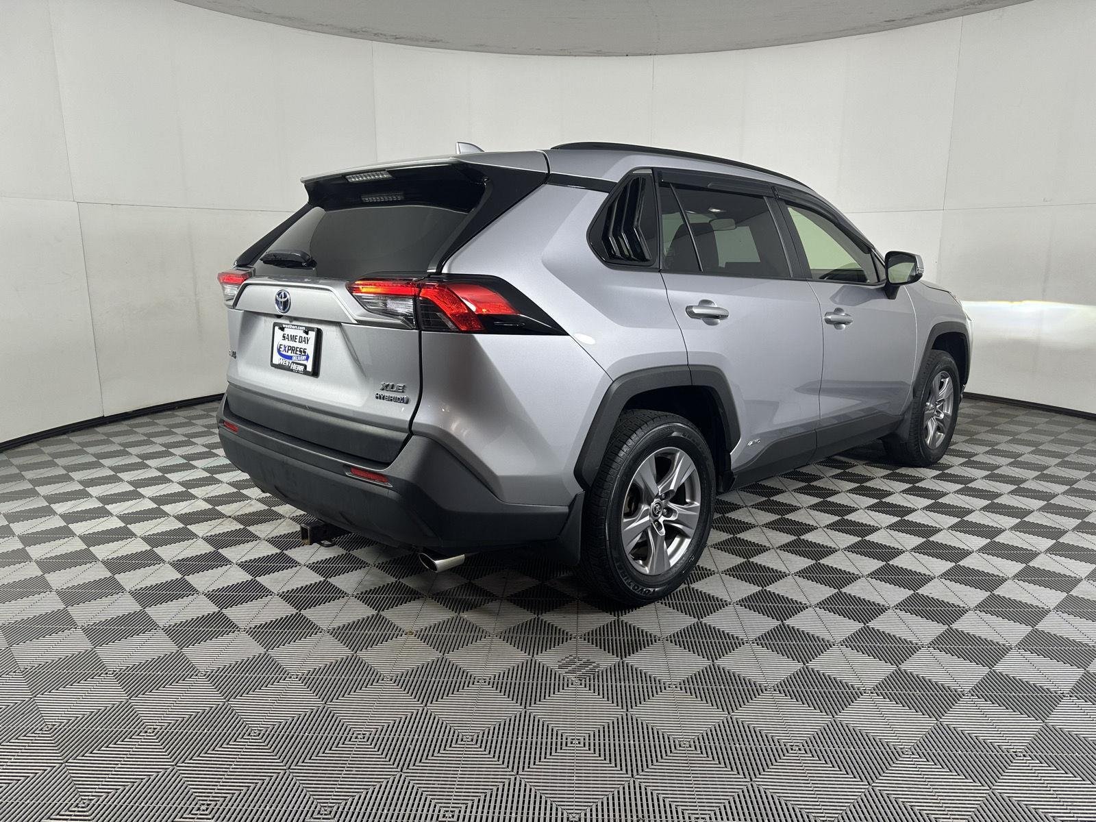 Used 2022 Silver Sky Metallic Toyota XLE image 19