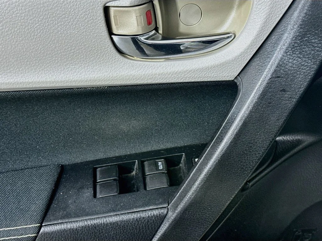 Used 2015 Silver Toyota LE image 21