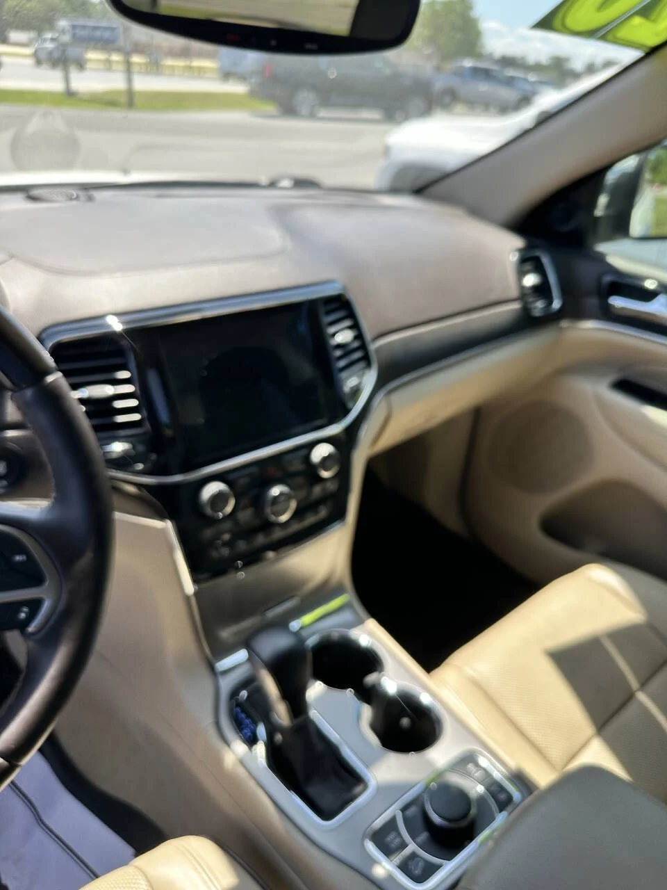 Used 2020 White Jeep Overland 4x4 4dr SUV image 3