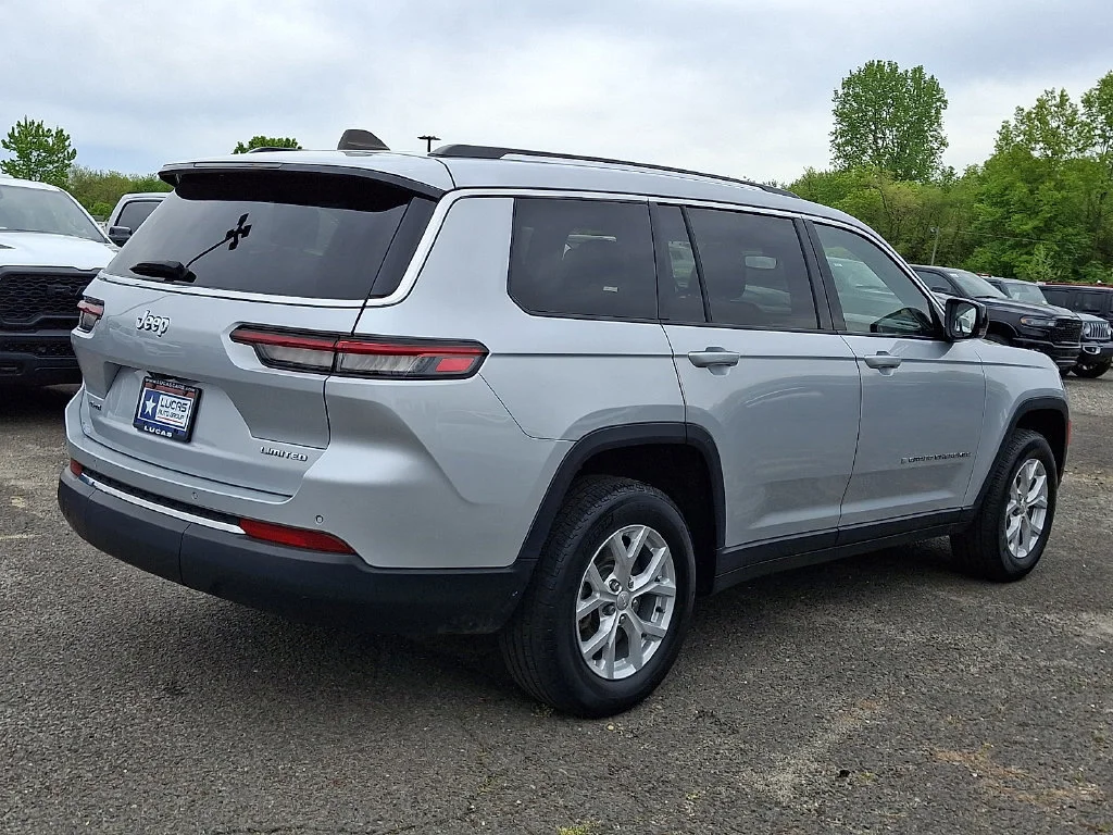 Used 2023 Silver Zynith Jeep Limited image 12
