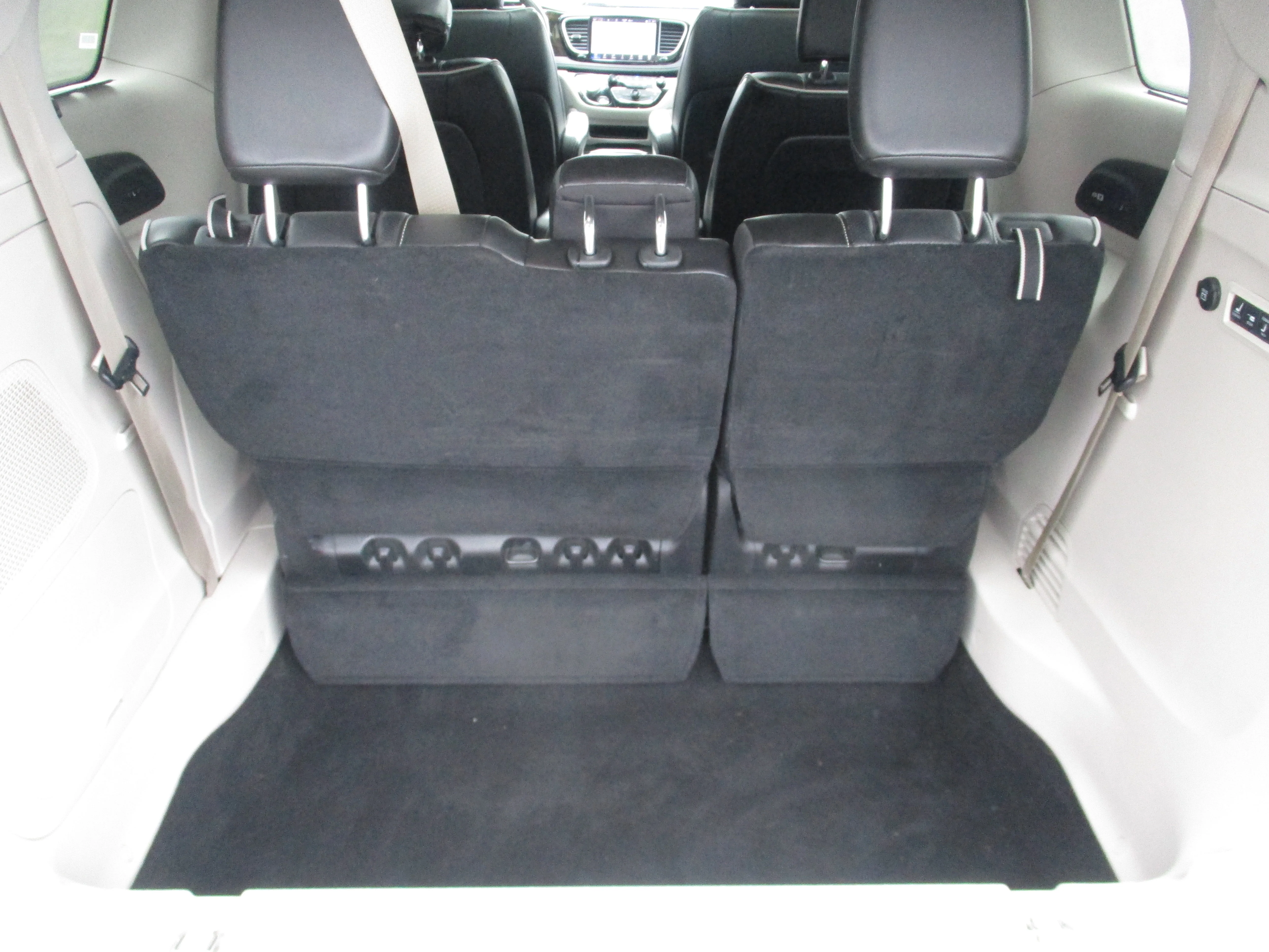 Used 2022 Brilliant Black Crystal Pearlcoat Chrysler Limited image 17