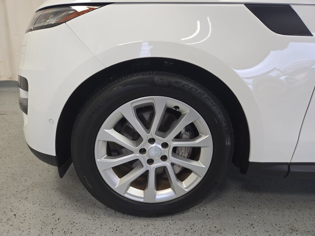 Used 2025 Fuji White Land Rover SE image 30