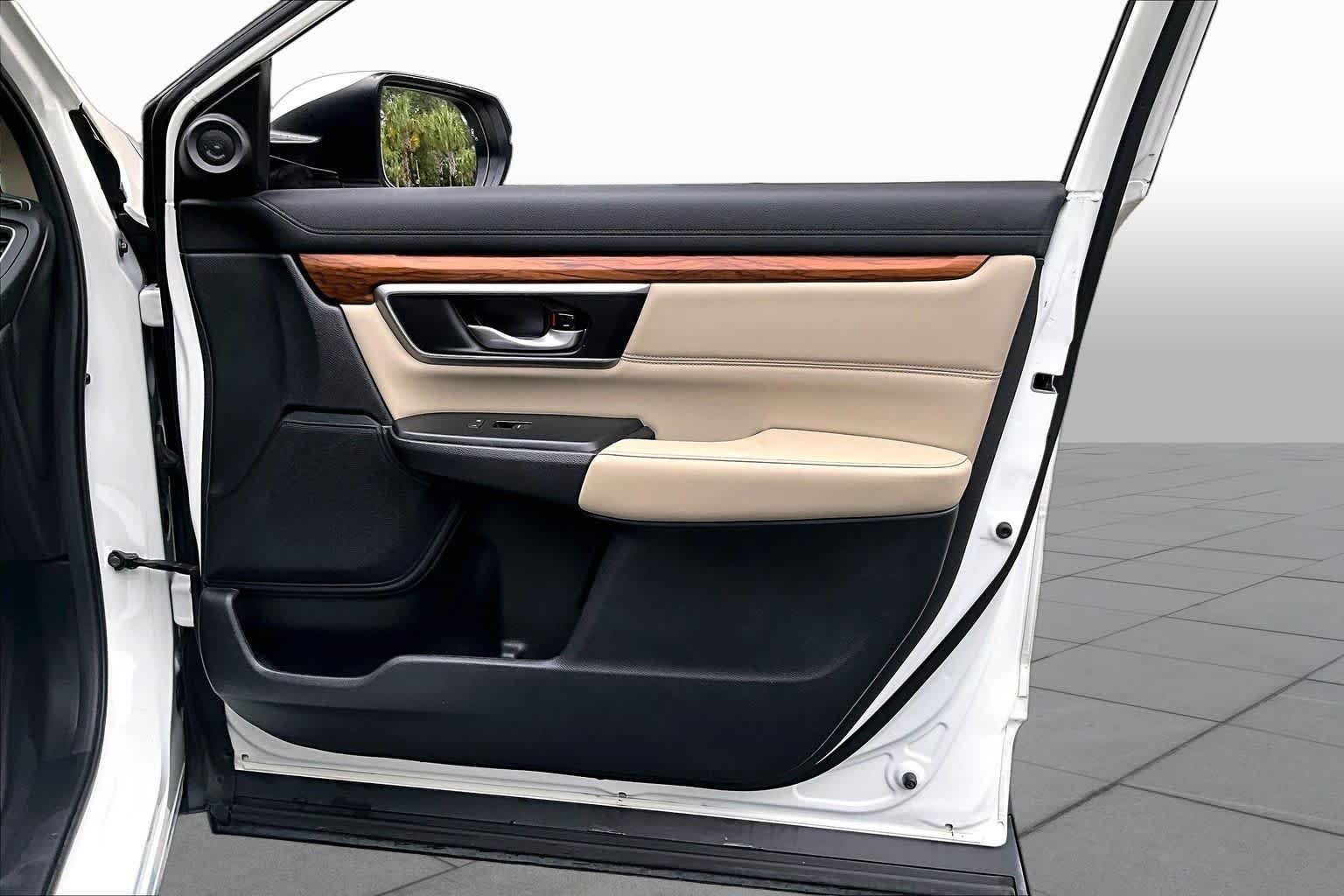 Used 2018 White Diamond Pearl Honda Touring image 23