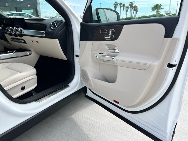 New 2026 Polar White Mercedes-Benz GLB 250 image 21
