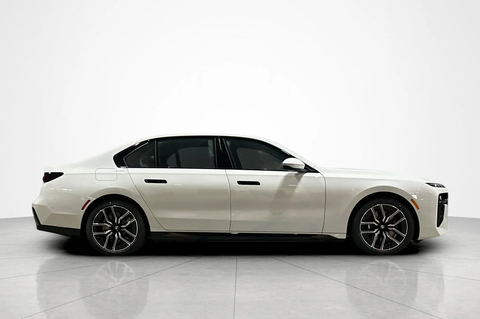 New 2026 Alpine White BMW xDrive60 image 6