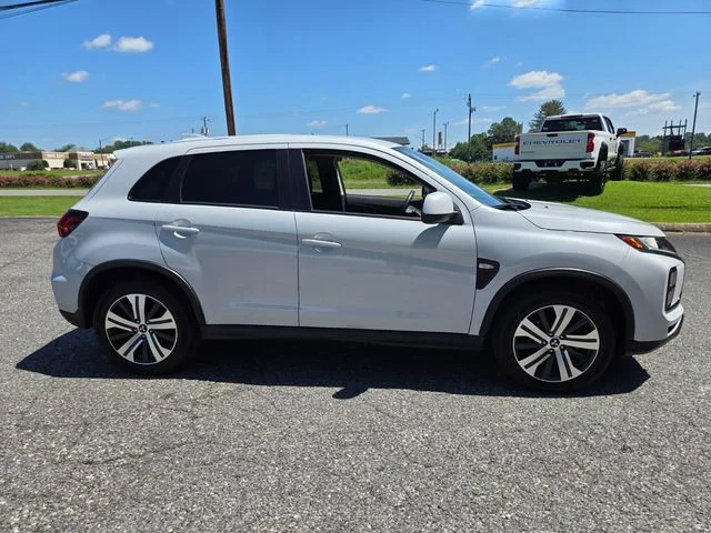 Used 2024 White Mitsubishi  image 9