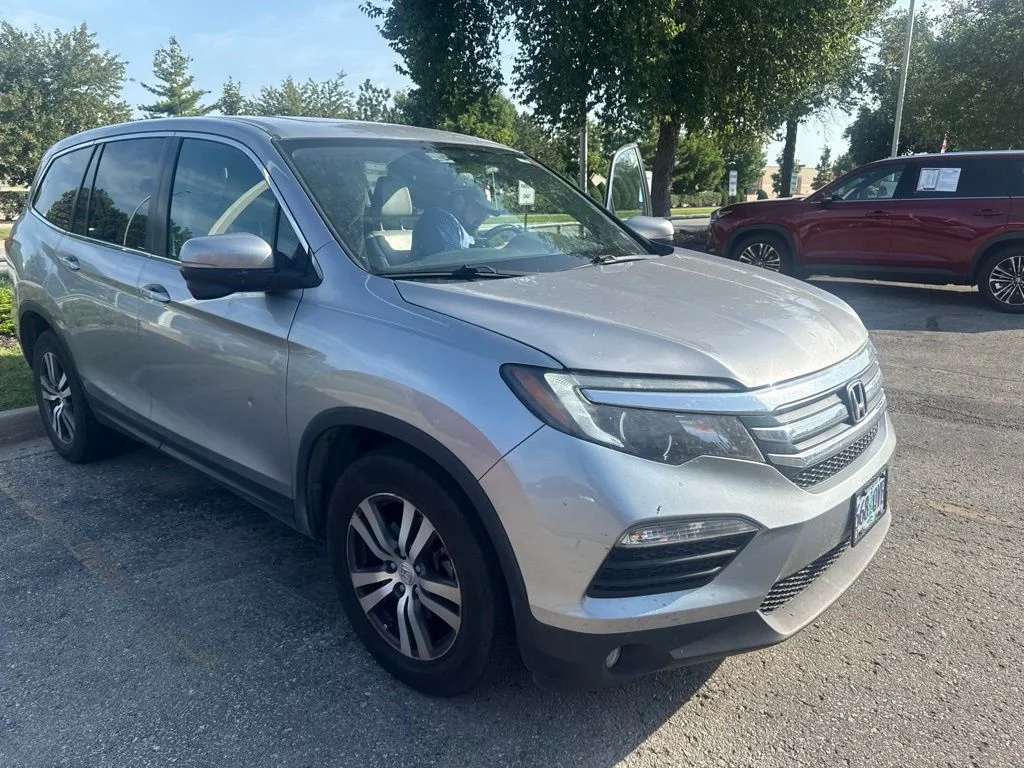 Used 2017  Honda EX-L image 4