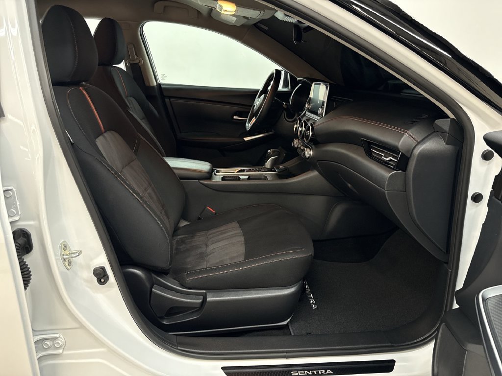 Used 2025 Aspen White Nissan SR image 17