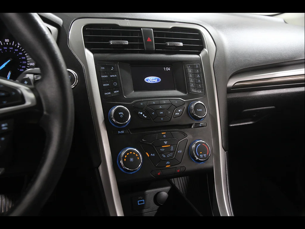 Used 2018 Shadow Black Ford SE image 10