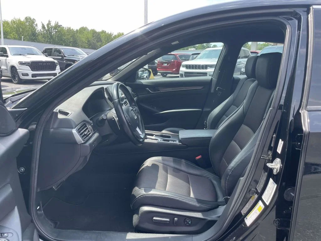 Used 2018  Honda Sport image 27