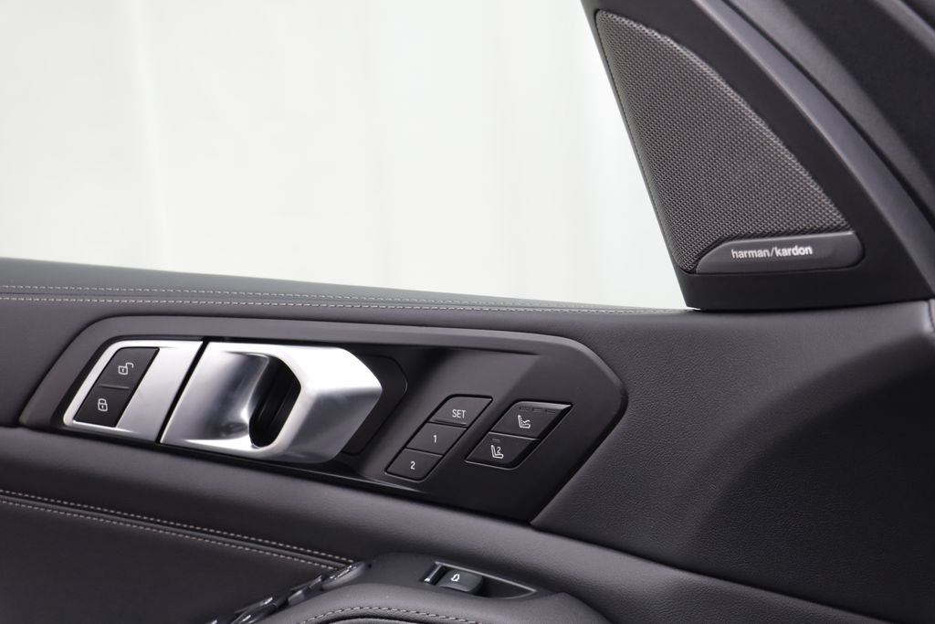 New 2026 Black Sapphire Metallic BMW M60i image 8