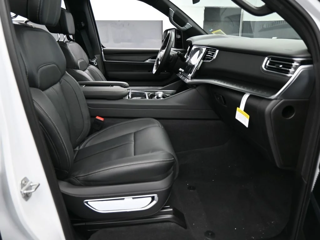 New 2026 Bright White Clearcoat Jeep Summit Obsidian image 39
