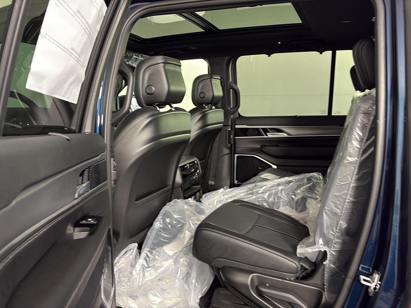 New 2026 Fathom Blue Pearl-Coat Exterior Paint (Late Availability) Jeep Limited Reserve image 9