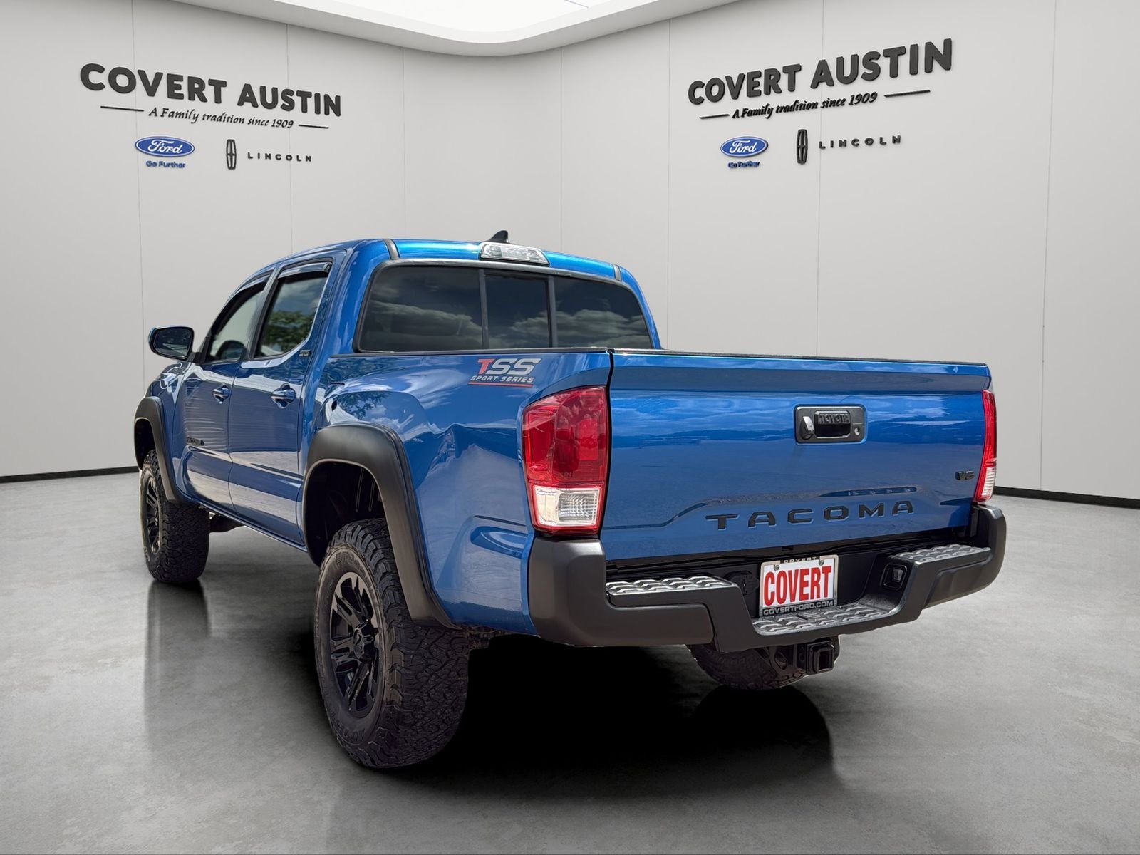 Used 2016 Blue Toyota SR5 image 3