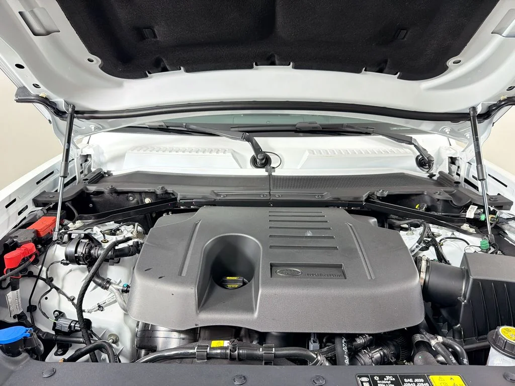 New 2026 Fuji White Land Rover X-Dynamic SE image 32