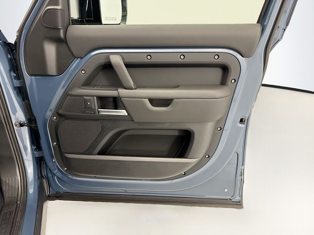 New 2026 Tasman Blue LAND ROVER S image 24