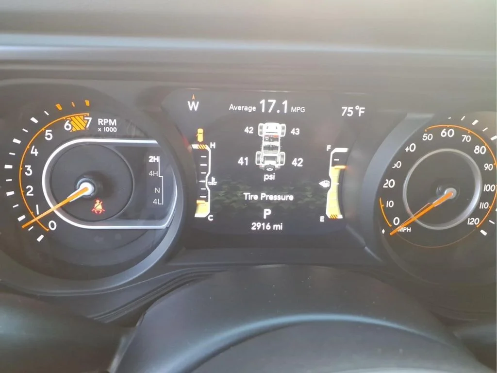 Used 2024 White Jeep Sahara image 23