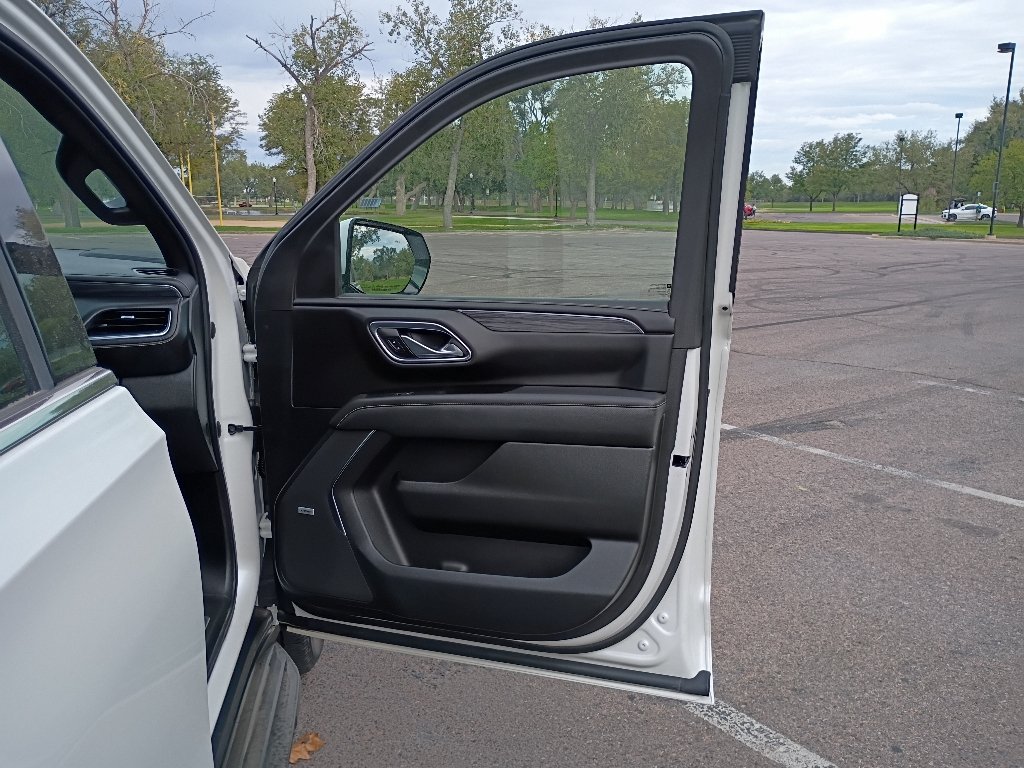 Used 2021 White Frost Tricoat GMC SLT image 9