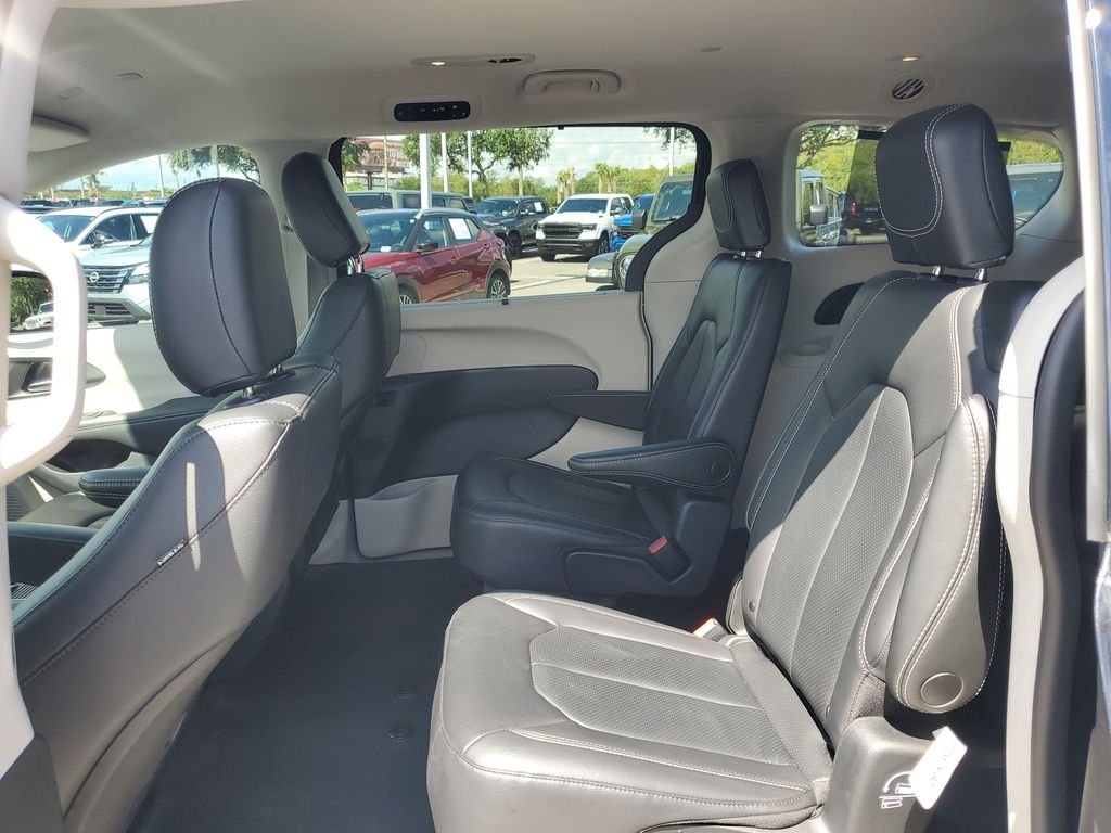 Used 2022 Black Chrysler Touring L image 10