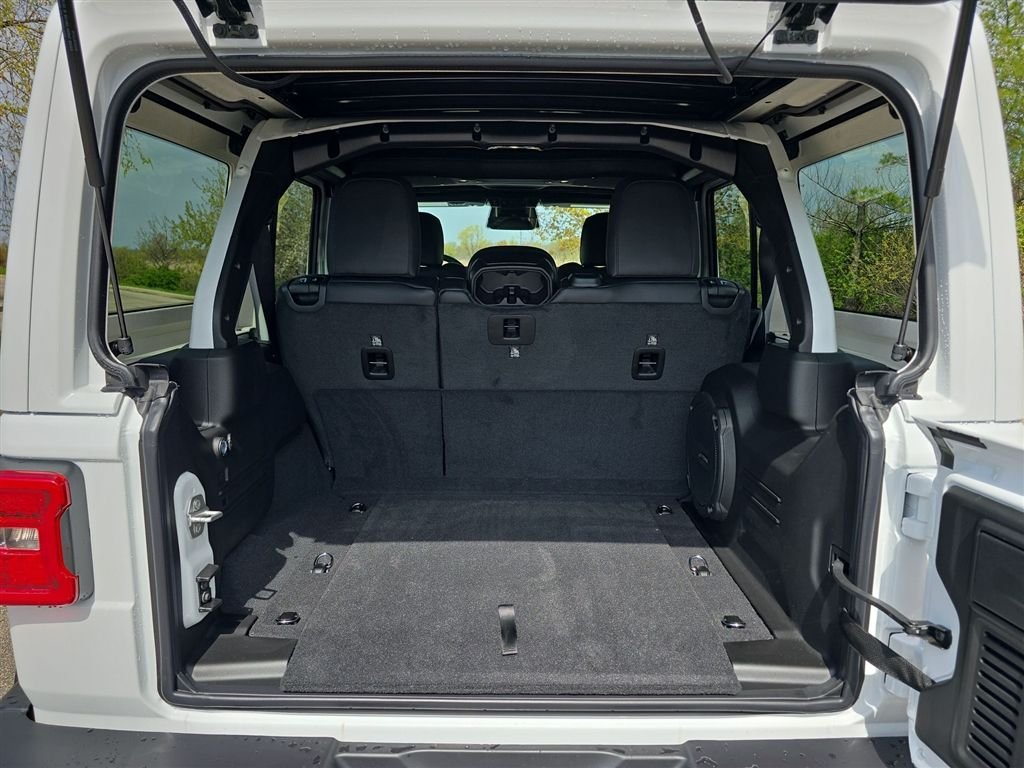New 2026 Bright White Clear-Coat Exterior Paint Jeep Sahara image 12