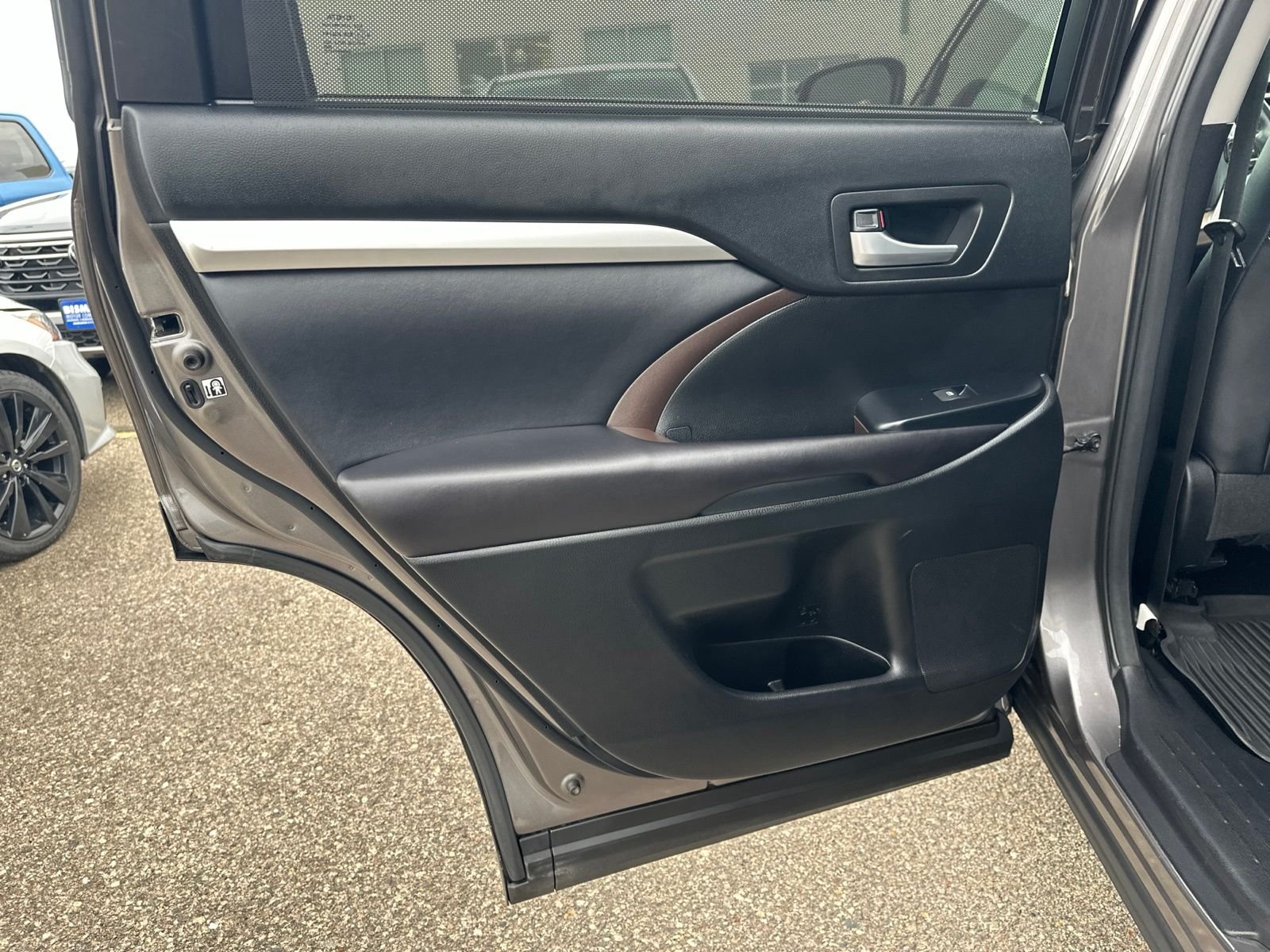 Used 2017  Toyota XLE image 28