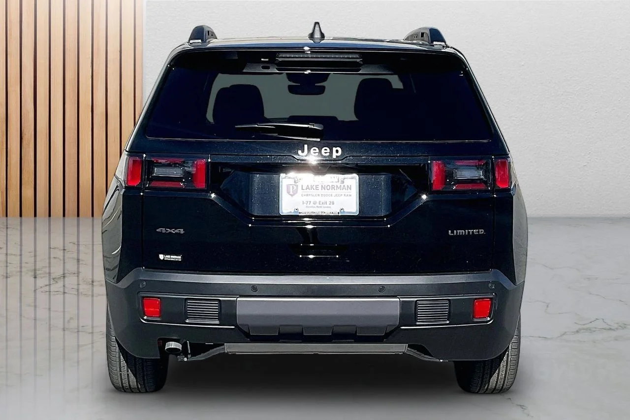 New 2026 Diamond Black Crystal Pearl-Coat Exterior Paint Jeep Limited image 8