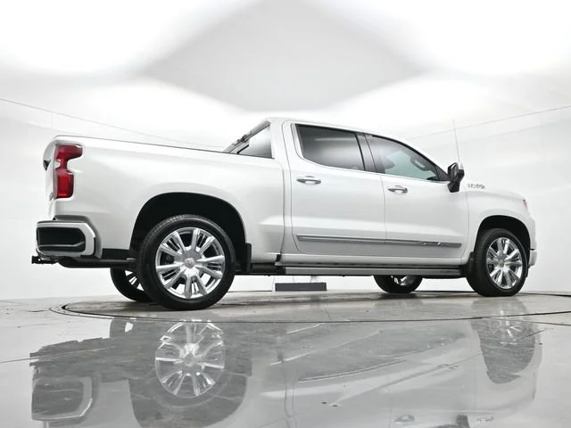 Used 2025 Iridescent Pearl Tricoat Chevrolet High Country image 28