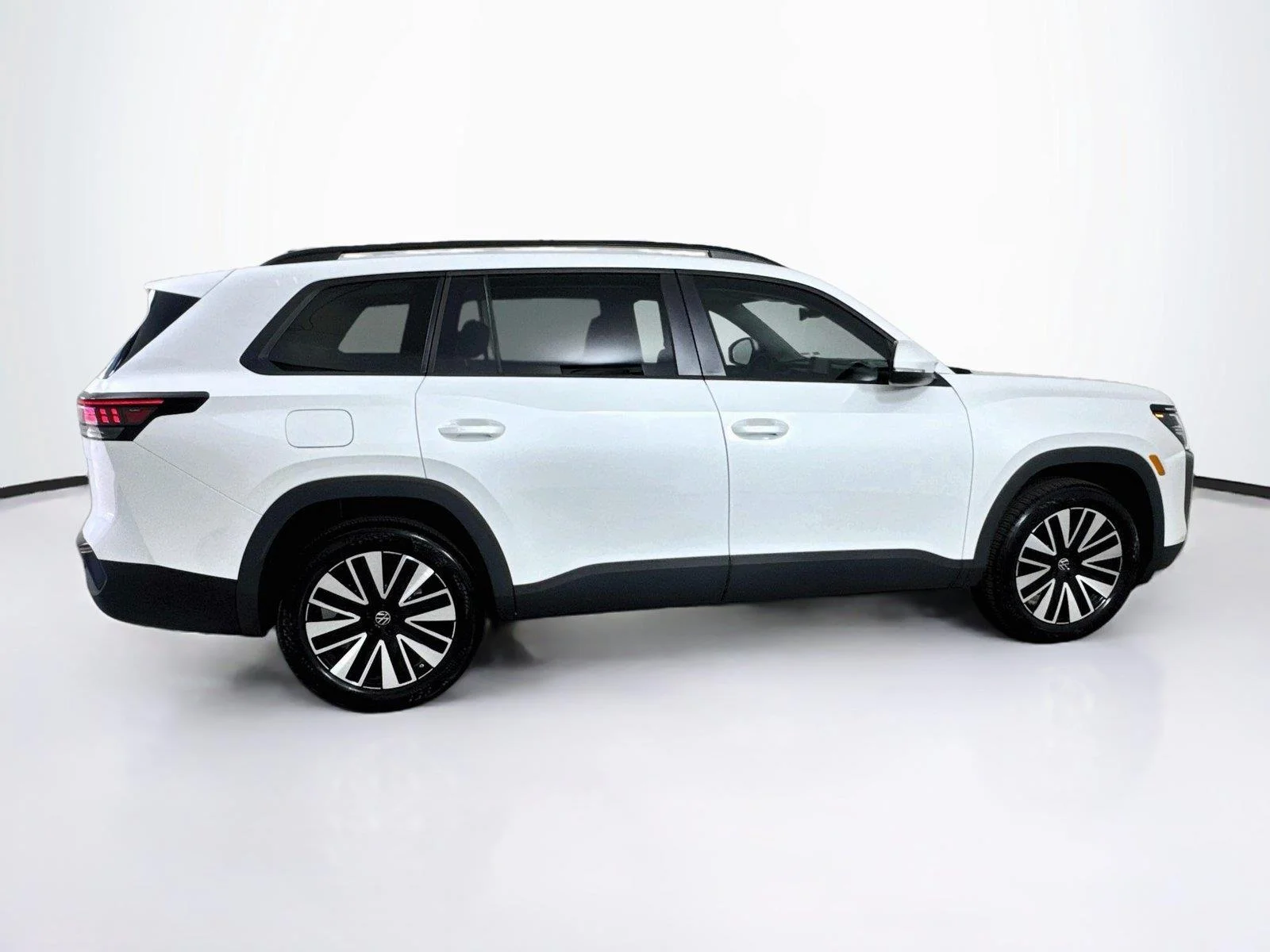 New 2027 Opal White Pearl Volkswagen SE w/Technology image 8