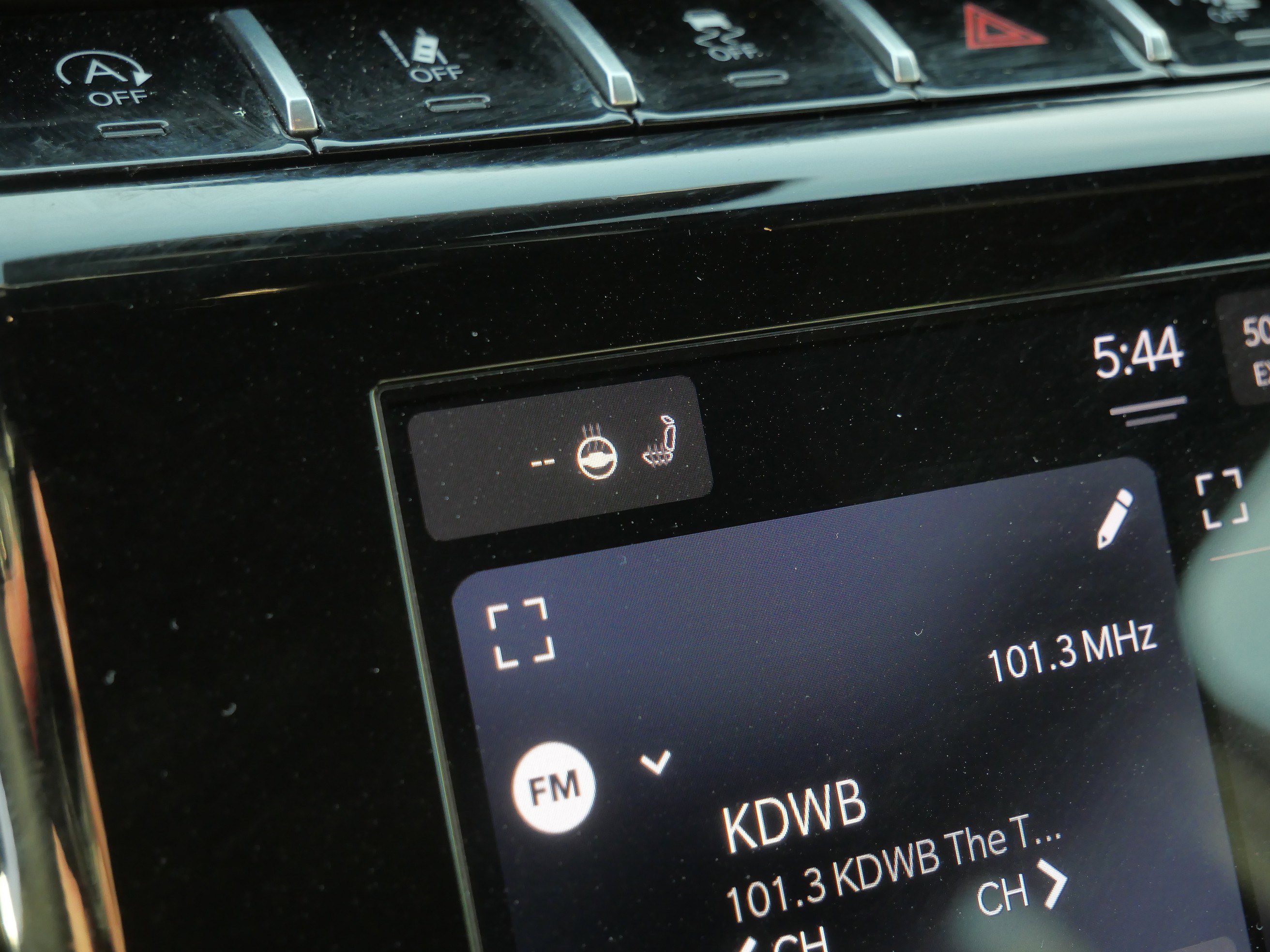 Used 2025 Diamond Black Crystal Pearlcoat Jeep Altitude image 33