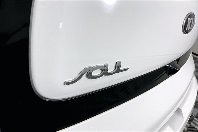 Used 2018 White Kia Plus image 22