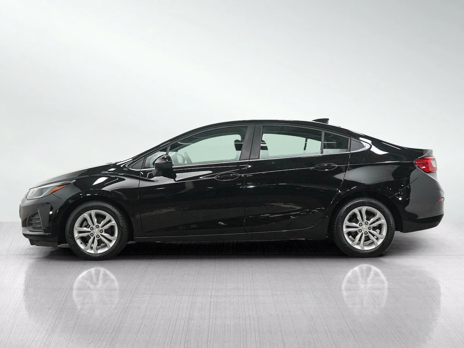 Used 2019 Chevrolet Cruze LT with VIN 1G1BE5SM9K7104402 for sale in Burnsville, Minnesota