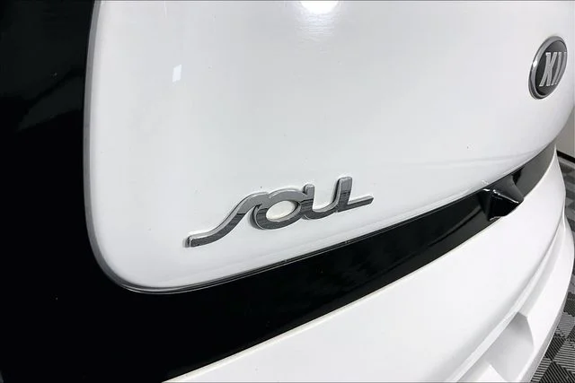 Used 2018 White Kia Plus image 22