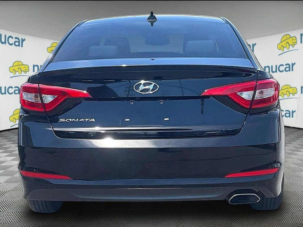 Used 2017 Black Hyundai SE image 5
