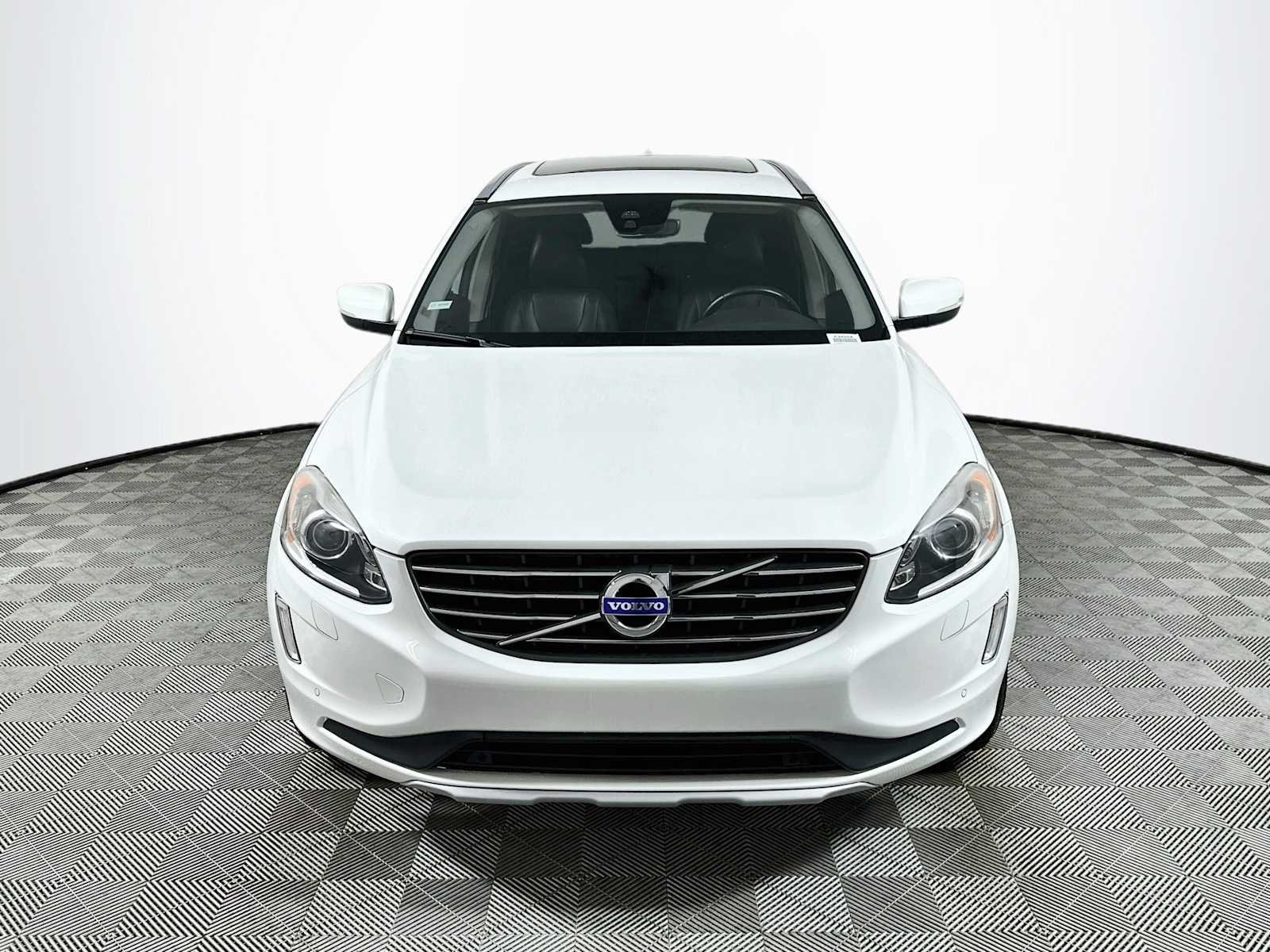 Used 2017 Crystal White Pearl Metallic Volvo Inscription image 2