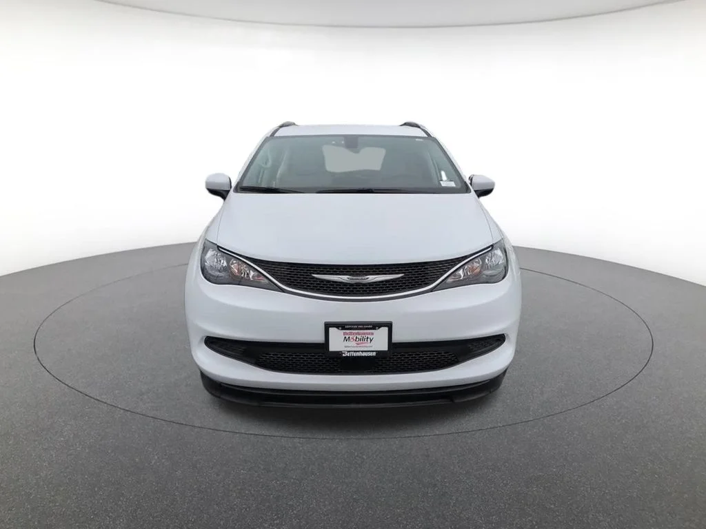 Used 2021 White Chrysler LXI image 13