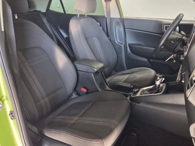 Used 2023 Green Hyundai SEL image 13