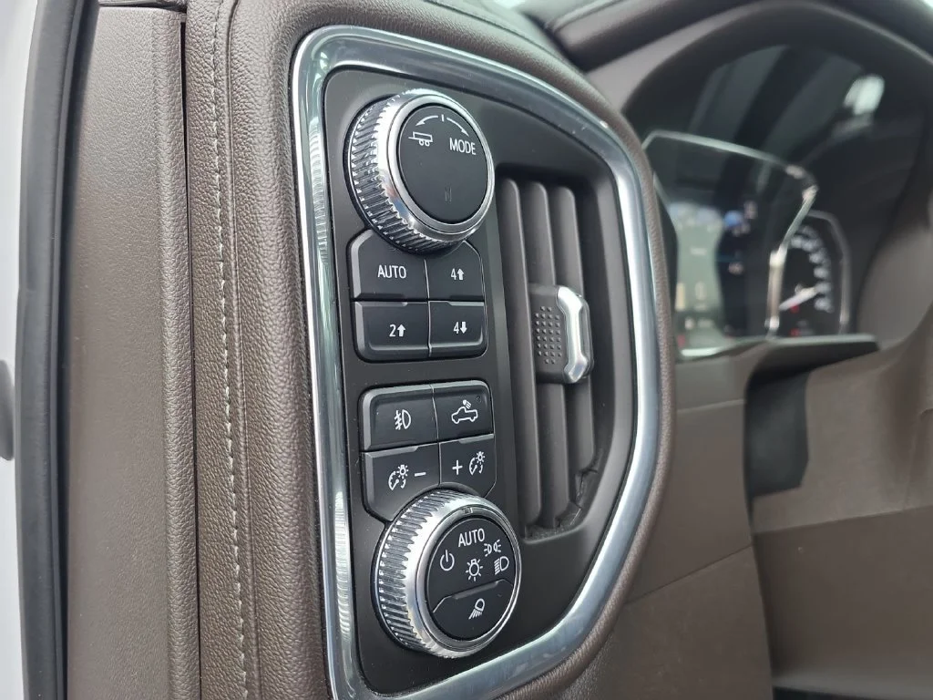 Used 2021 White GMC Denali image 25